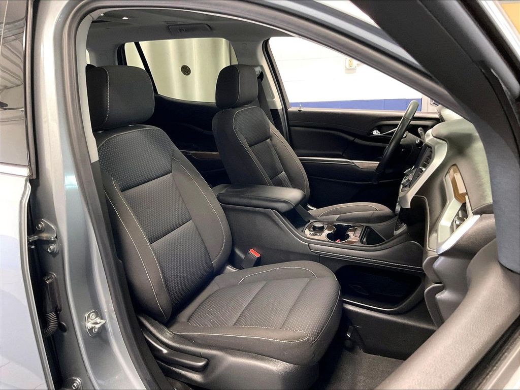 2023 GMC Acadia — photo 11