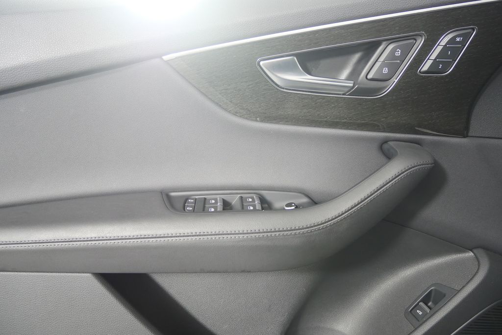 Thumbnail: 2023 Audi Q7 - 8