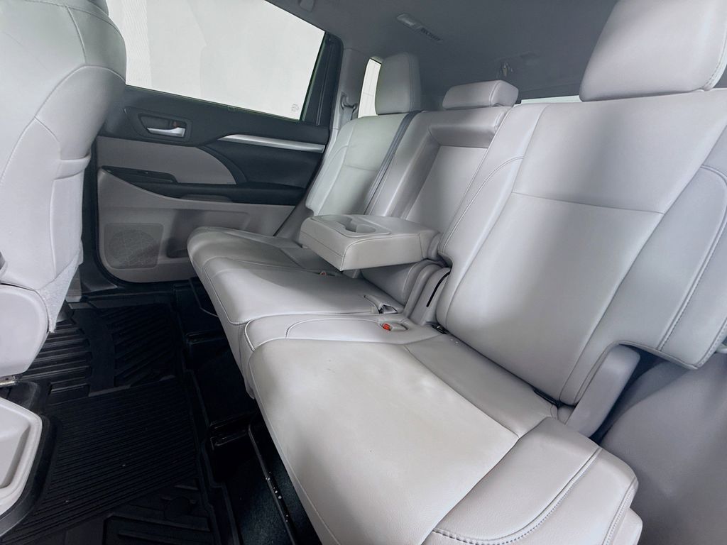 Thumbnail: 2019 Toyota Highlander - 24