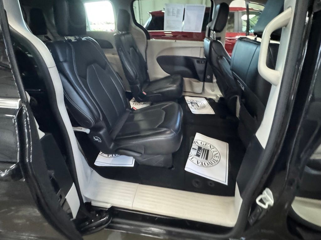 Used 2023 Chrysler Pacifica Van
