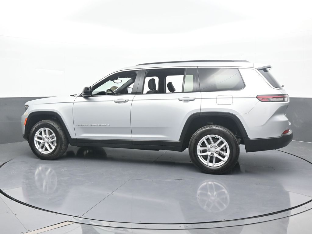 Used 2024 Silver Zynith Jeep Laredo image 3
