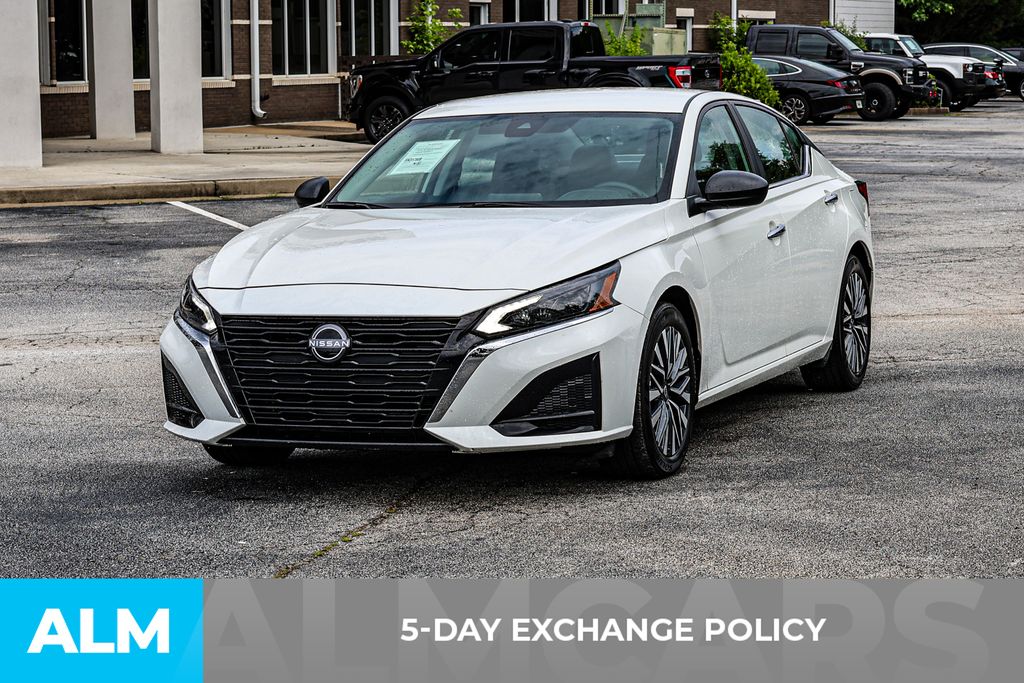 Used 2025 White Nissan 2.5 SV image 4
