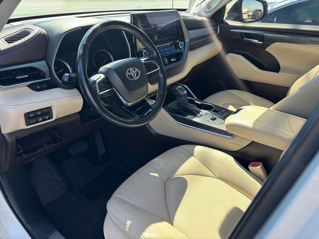 Used Car 2021 Toyota Highlander  Limited For Sale Under $30,000 In Austin, Texas