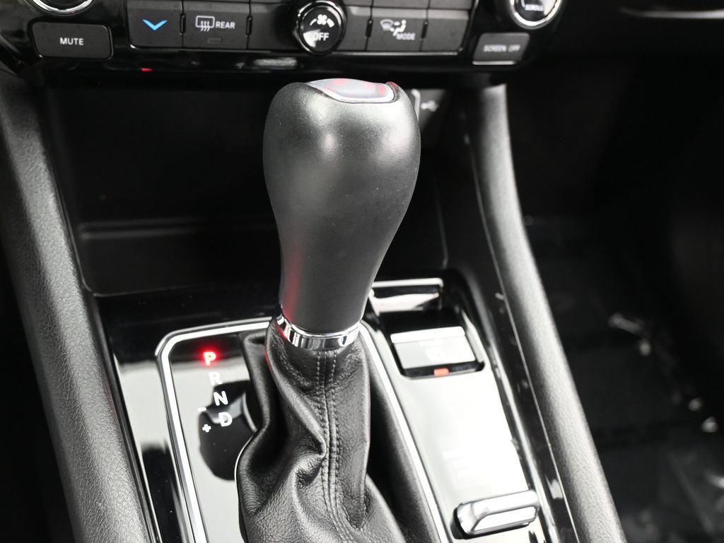 Used 2024 Diamond Black Crystal Pearlcoat Jeep Latitude Lux image 20