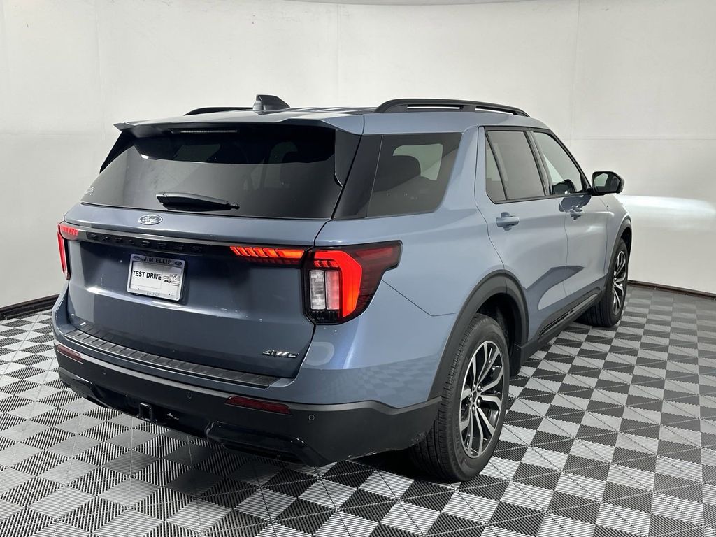 2025 Ford Explorer ST-Line 7