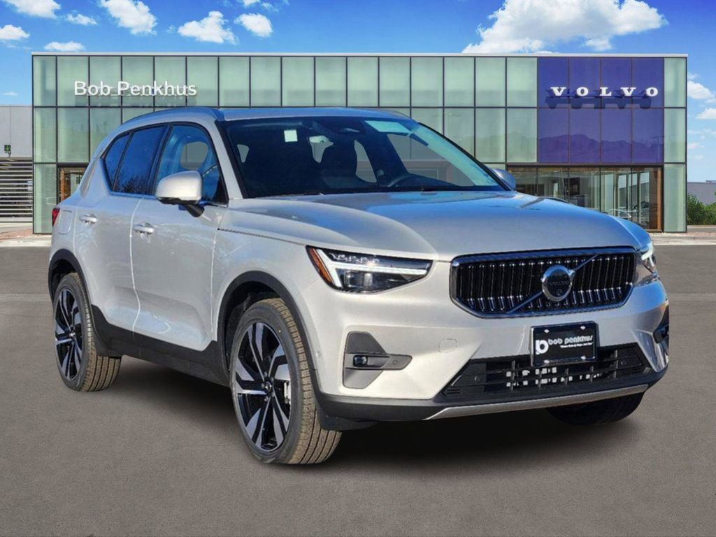 2025 Volvo XC40 B5 Plus Bright Theme AWD