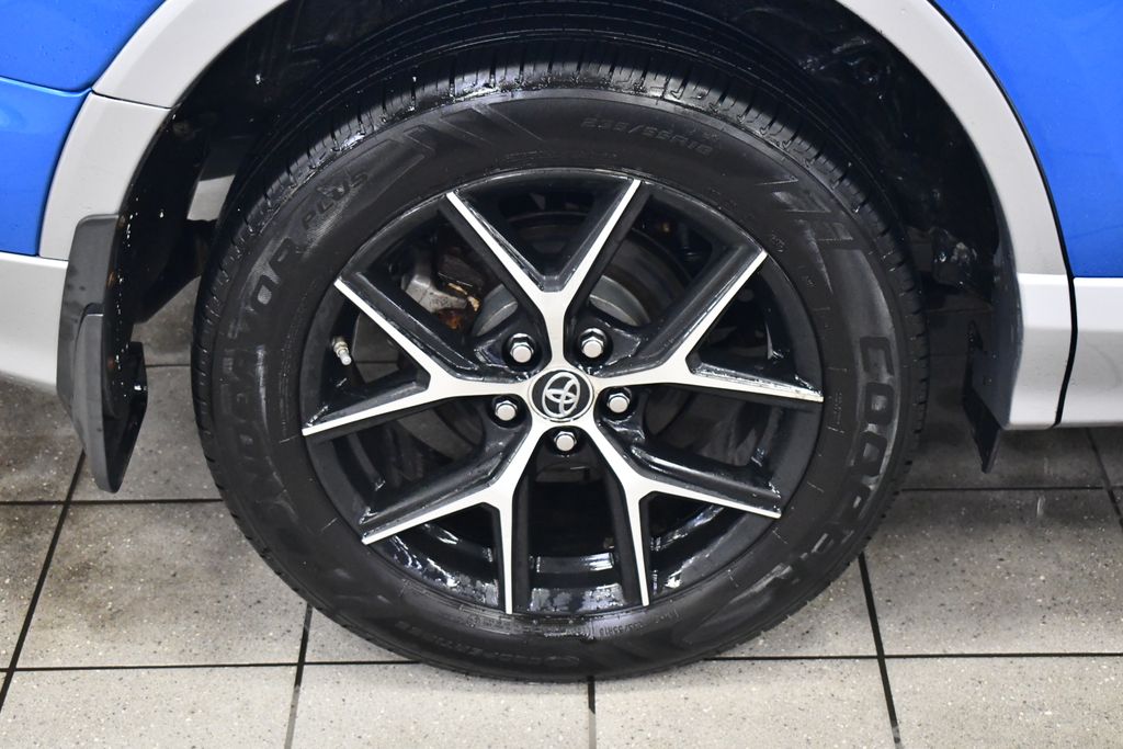 Thumbnail: 2018 Toyota RAV4 - 11