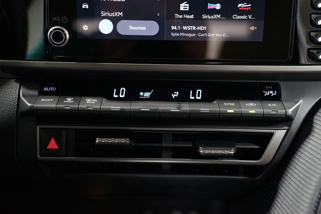 2025 Toyota Camry SE 21