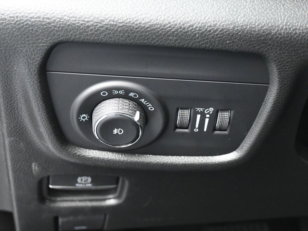 New 2026 Diamond Black Crystal Pearlcoat Jeep Limited image 16