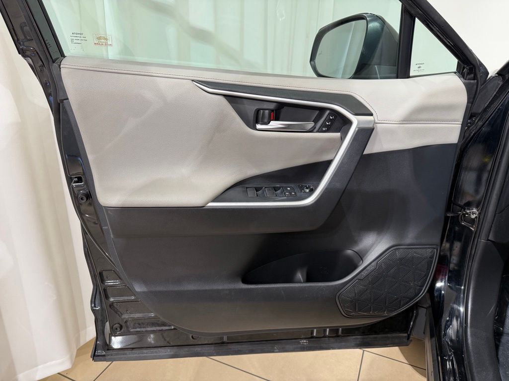 Thumbnail: 2019 Toyota RAV4 - 15