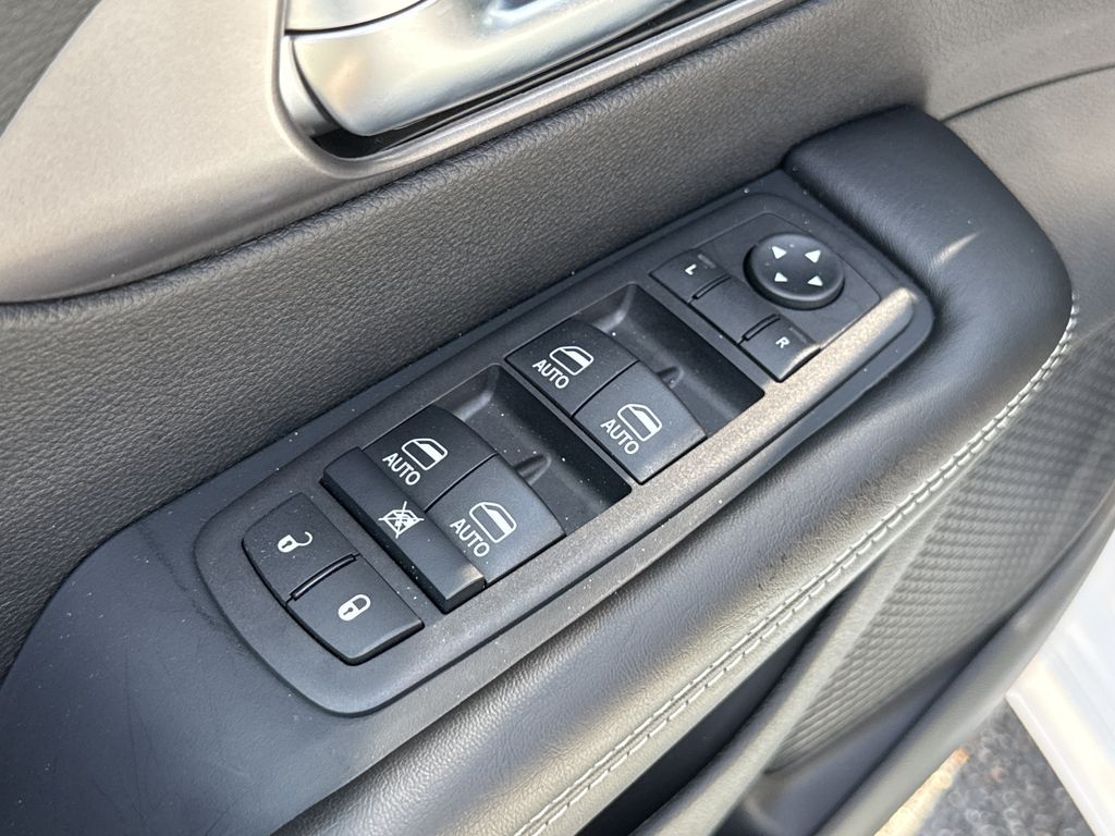 2026 Chrysler Pacifica Select White at River Oaks CDJR