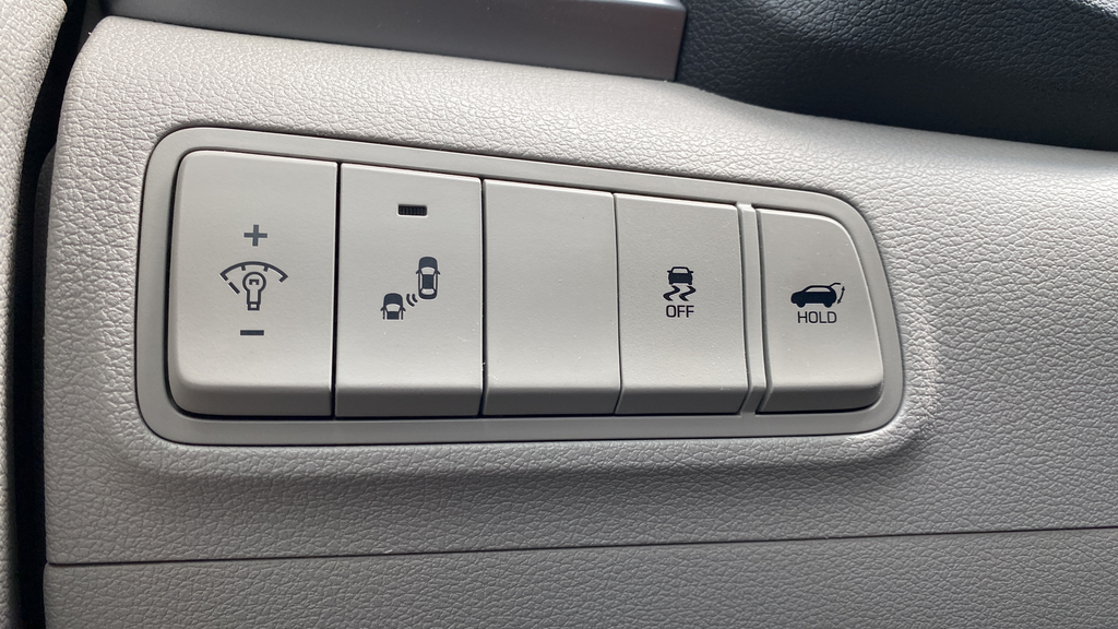 Used 2017 Winter White Hyundai Sport image 30
