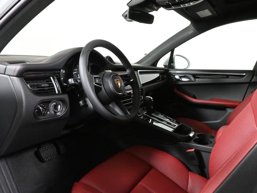 Thumbnail: 2026 Porsche Macan - 4
