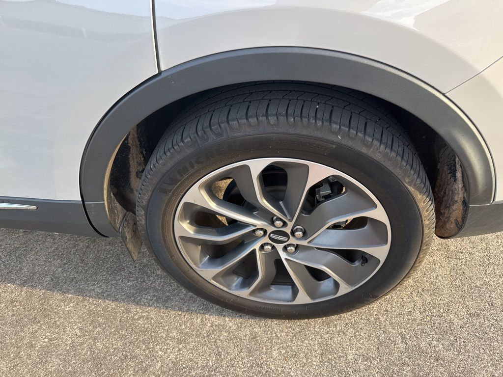 2022 Ceramic Pearl Metallic Tinted Clearcoat Lincoln Nautilus Reserve FWD SUV