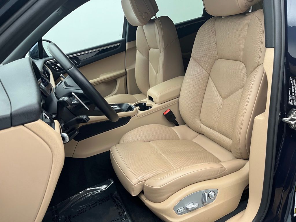 Thumbnail: 2023 Porsche Macan - 5