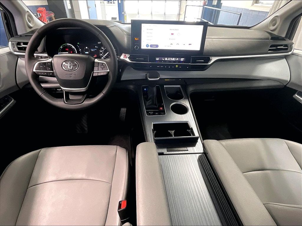 2025 Toyota Sienna — photo 22