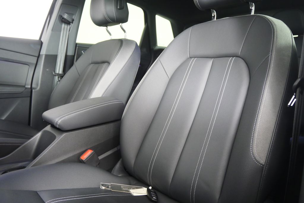 Thumbnail: 2022 Audi Q4 e-tron - 11