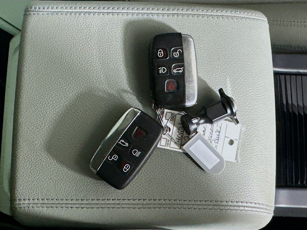 Used 2018 Black Land Rover SE image 34