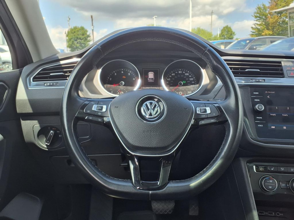 Used 2019 Platinum Gray Metallic Volkswagen 2.0T SE image 17