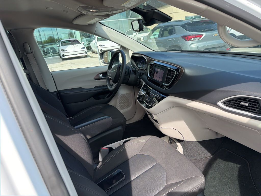 2023 Chrysler Voyager