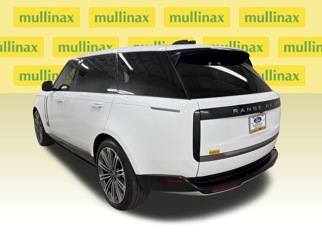 Used 2025  Land Rover SE image 9