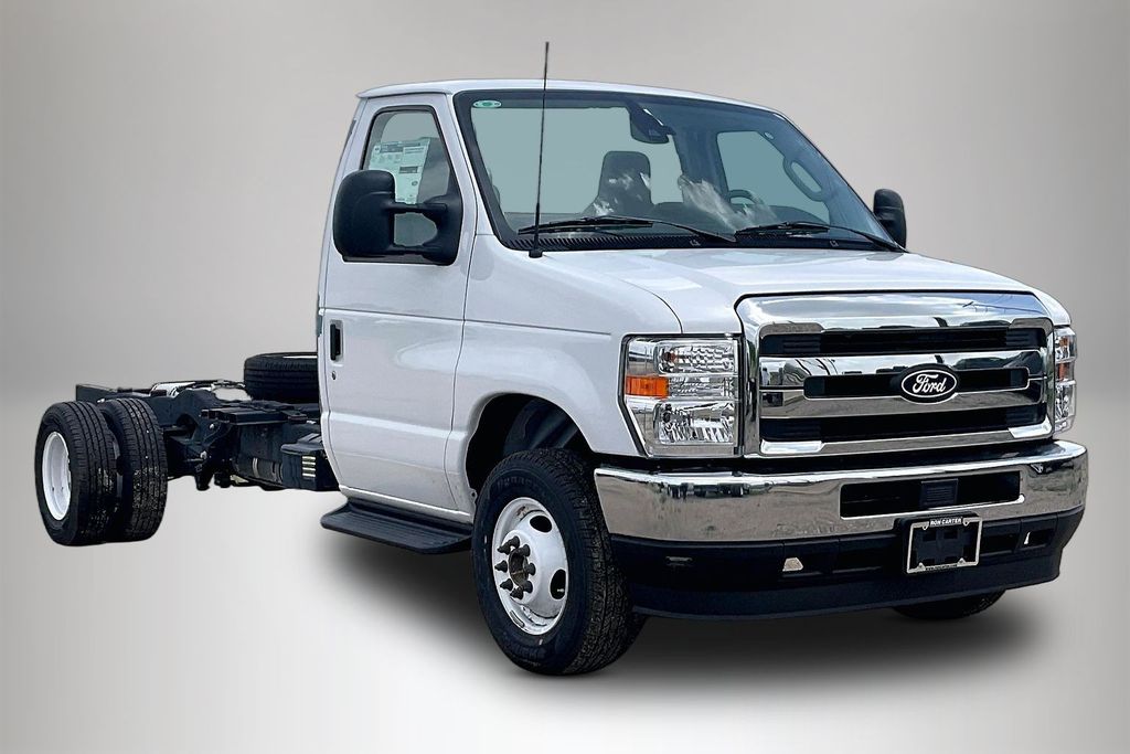 Oxford White 2027 Ford E-Series Chassis Pickup Truck Rear-Wheel Drive 6-Speed Automatic Overdrive