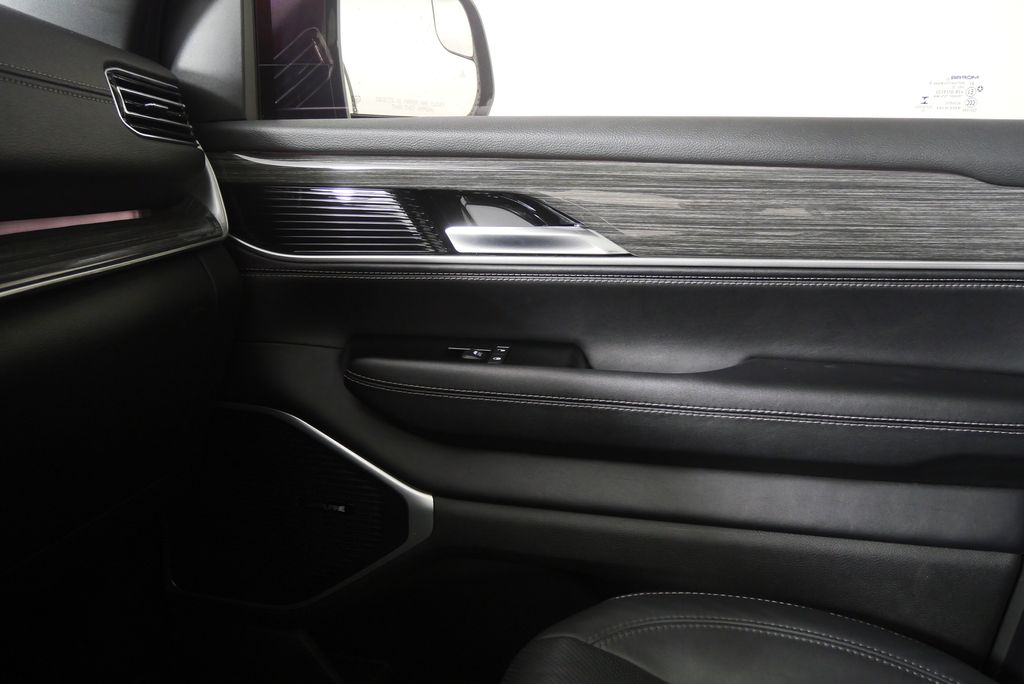 Thumbnail: 2022 Jeep Wagoneer - 28