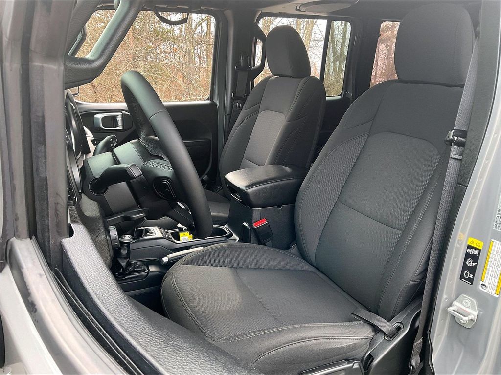 2023 Jeep Wrangler — photo 10