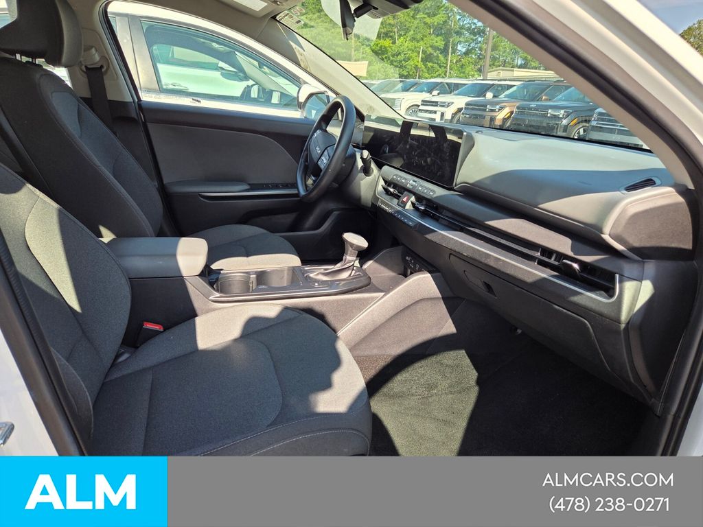 Used 2025 White Kia LXS image 14
