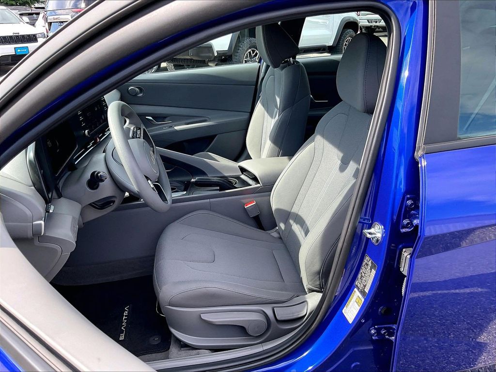 2025 Hyundai Elantra — photo 10
