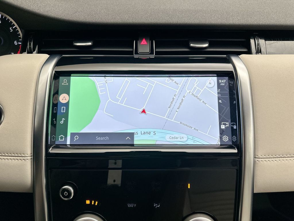 Thumbnail: 2022 Land Rover Discovery Sport - 16