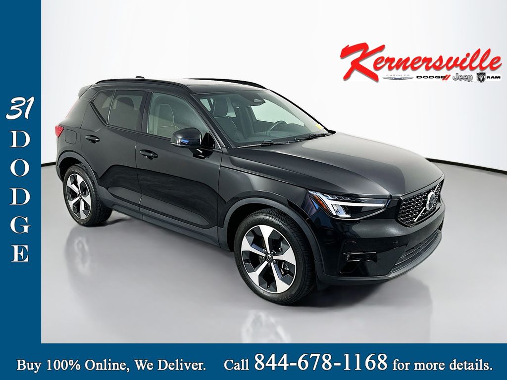  2023 Volvo XC40 B5 Plus Dark Theme AWD   