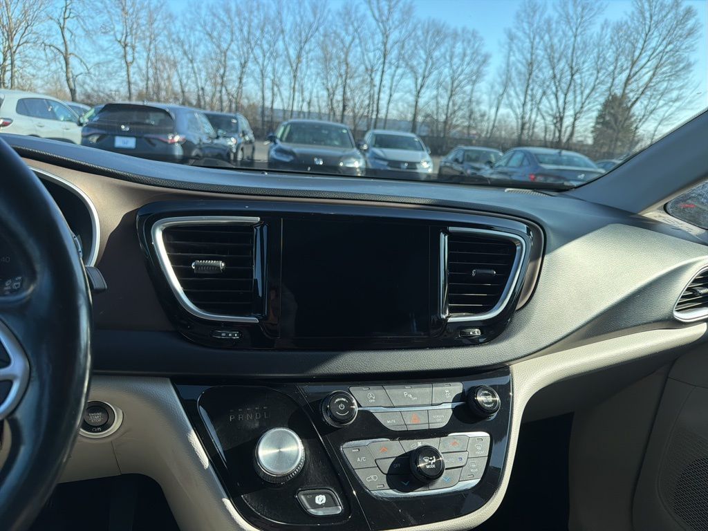 Thumbnail: 2018 Chrysler Pacifica - 14