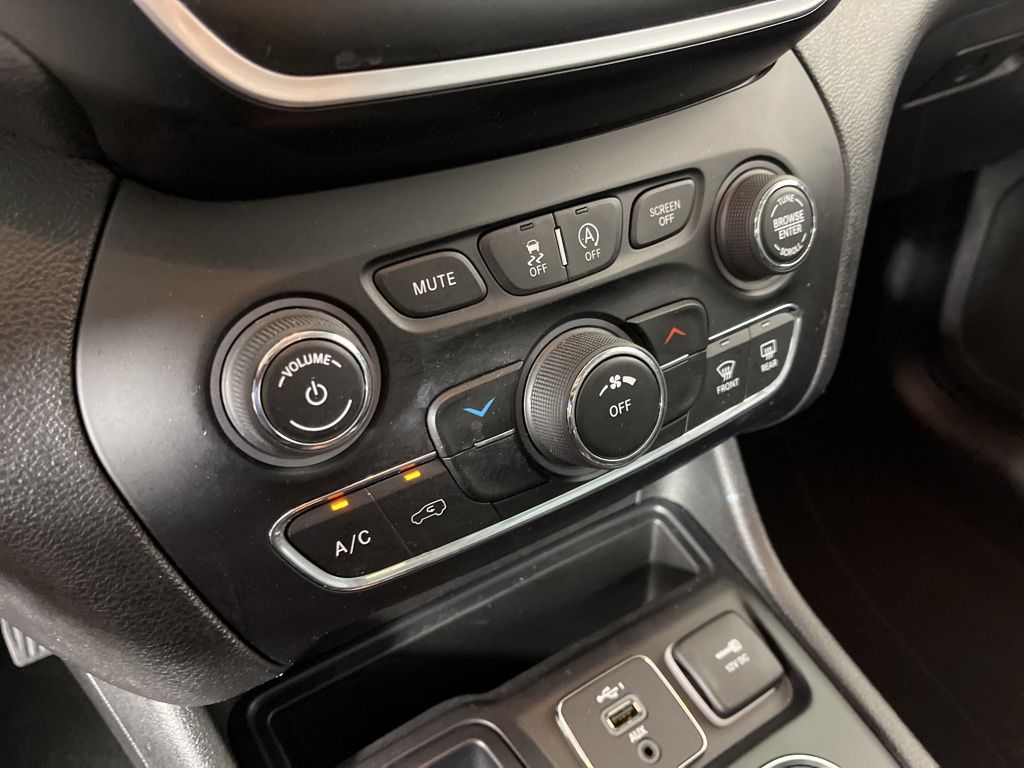 Thumbnail: 2019 Jeep Cherokee - 29