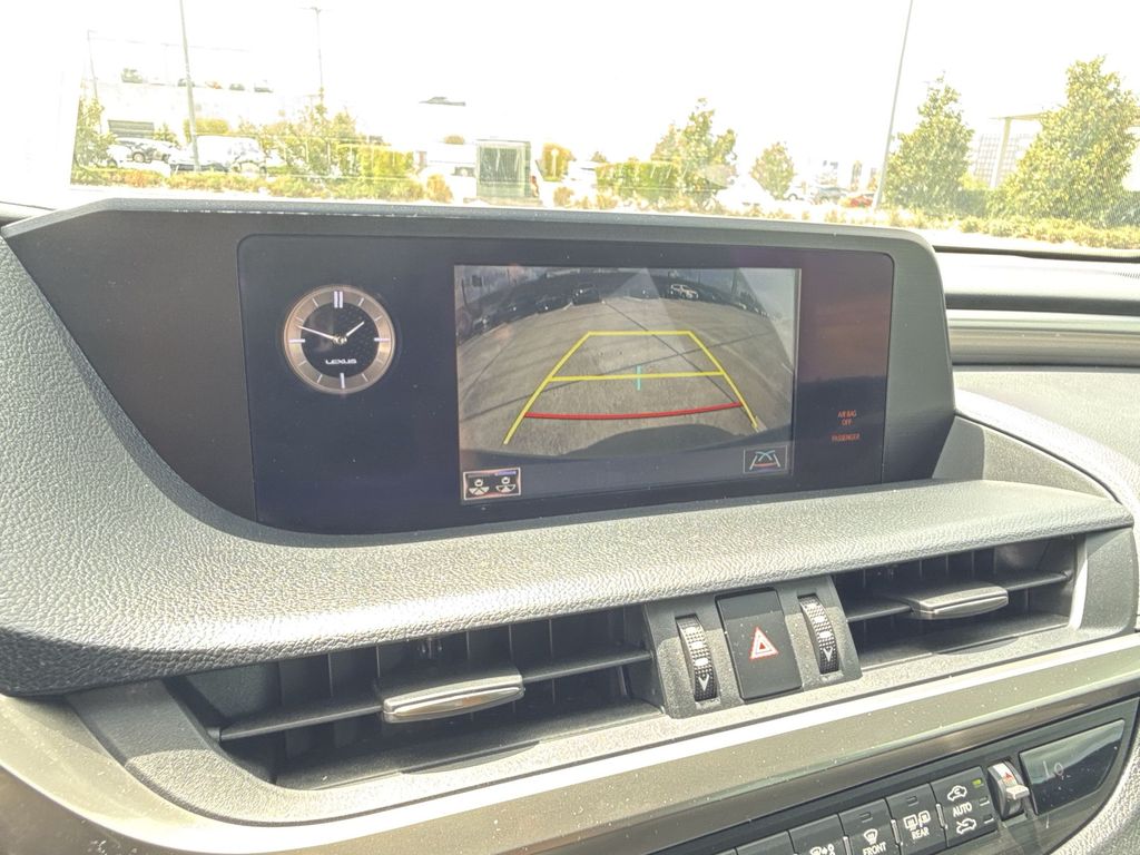 Thumbnail: 2021 Lexus ES - 24