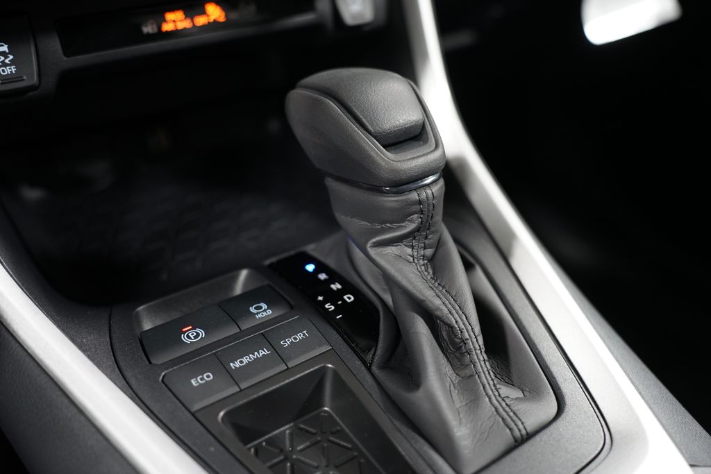 2025 Toyota RAV4 XLE 21
