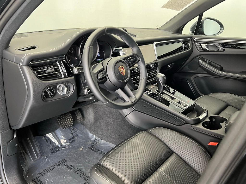 2025 Porsche Macan  4
