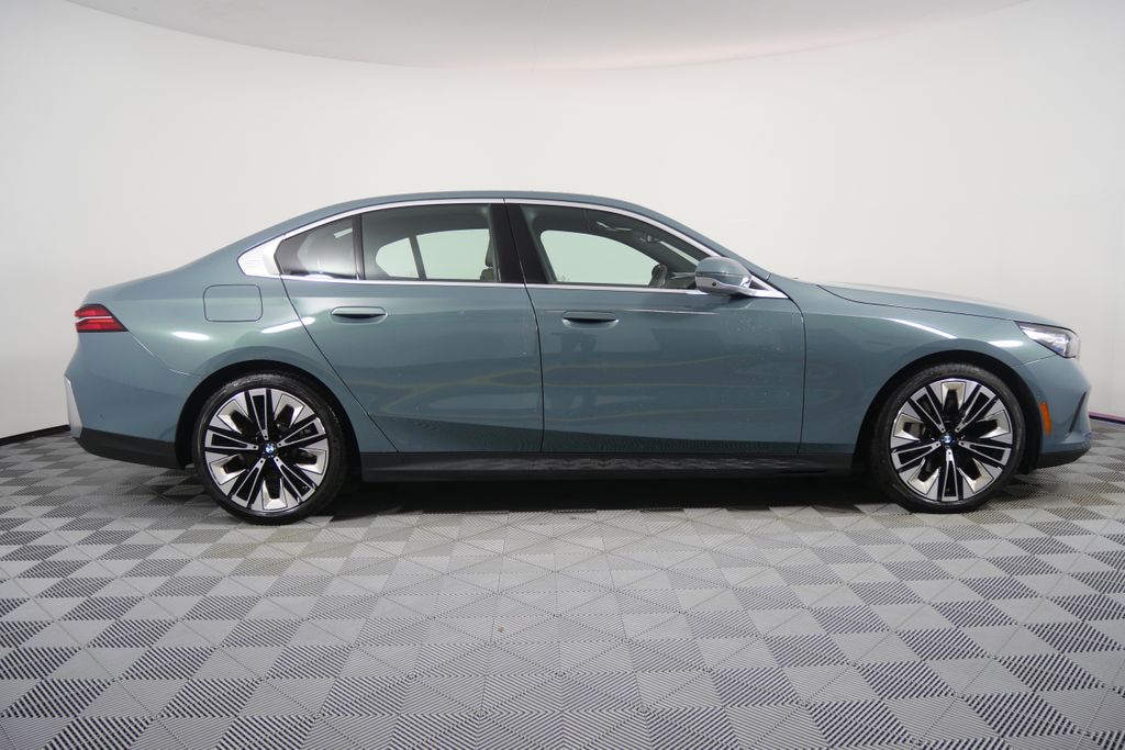 Thumbnail: 2025 BMW 5 Series - 2