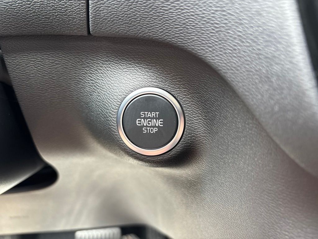 Used 2024 Volvo XC40 SUV