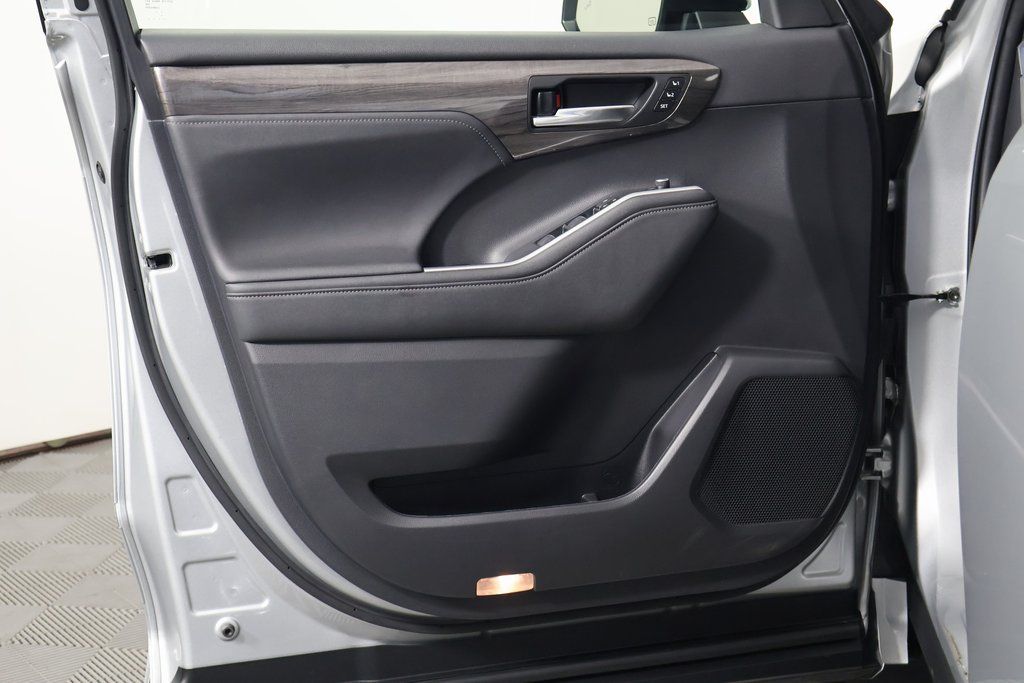 Thumbnail: 2023 Toyota Highlander - 13