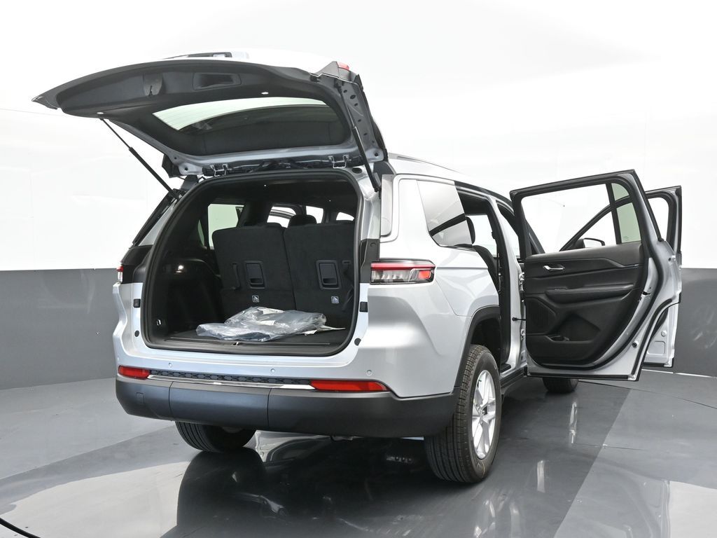 Used 2024 Silver Zynith Jeep Laredo image 66