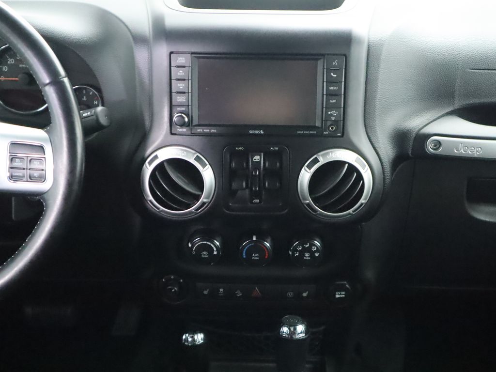 Thumbnail: 2015 Jeep Wrangler - 14