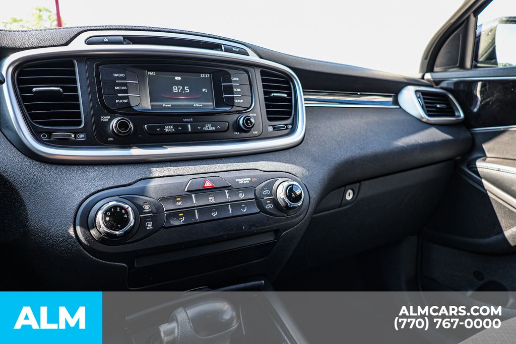 Used 2018 Black Kia L image 38