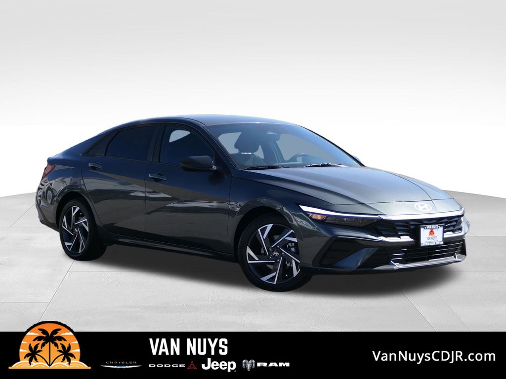 Gray 2025 Hyundai Elantra Sedan Front-Wheel Drive Continuously Variable Transmission
