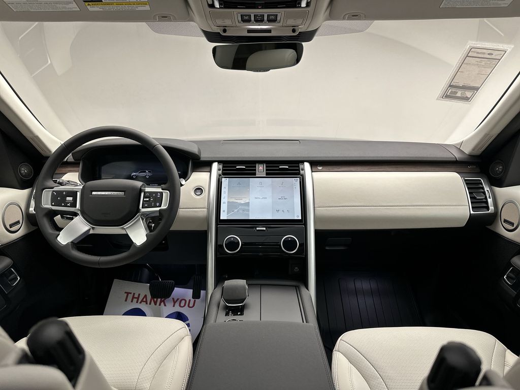 Thumbnail: 2024 Land Rover Discovery - 15
