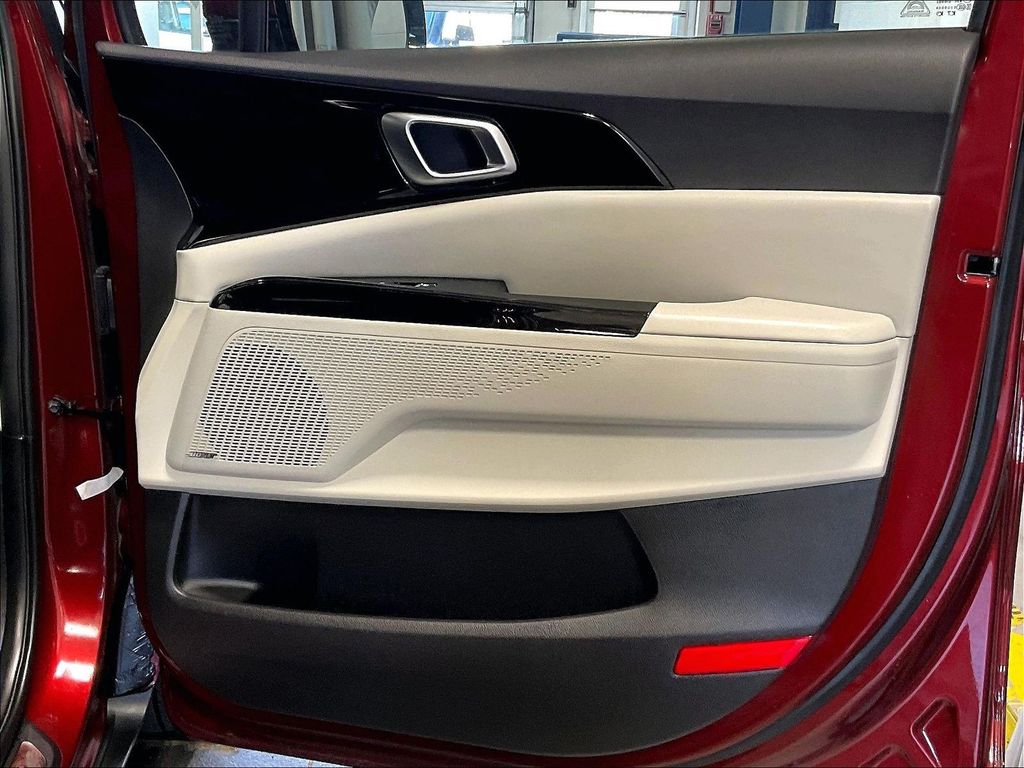2023 Kia Carnival — photo 12