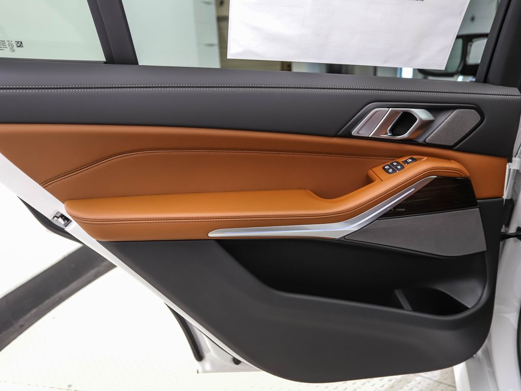 Thumbnail: 2026 BMW X7 - 21