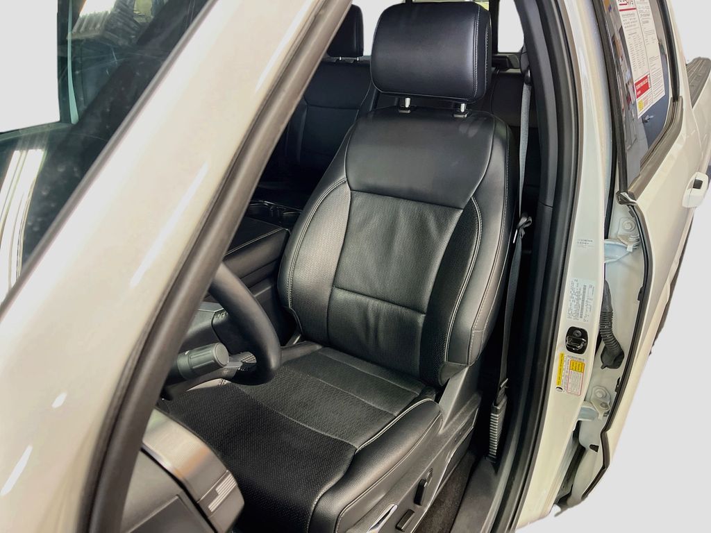 Used 2024 White Metallic Ford Lariat image 20