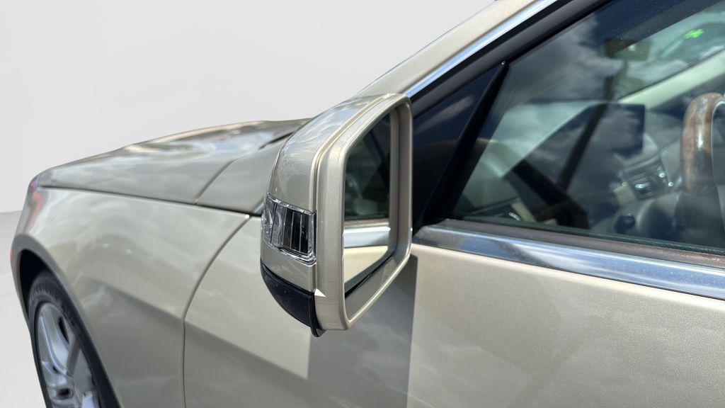 Used 2010  Mercedes-Benz E 350 image 27
