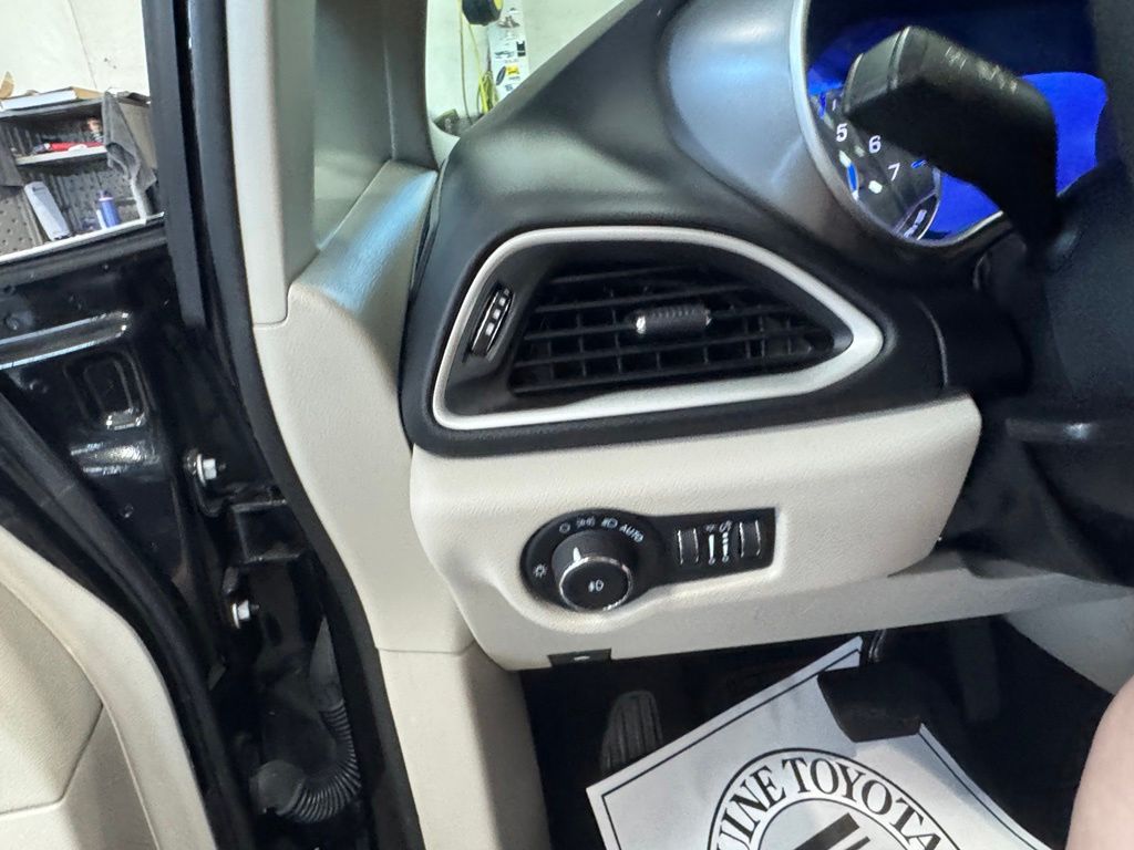 Used 2023 Chrysler Pacifica Van
